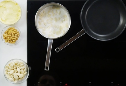 Фото шага рецепта Треска с картофельным пюре и соусом из чеснока 93125 шаг 6  