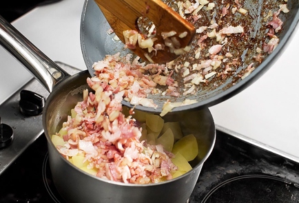 Фото шага рецепта Тушеные мюнхенские колбаски с картофелем в немецком стиле 30421 шаг 7  