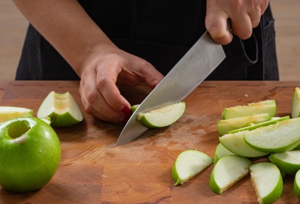 Фото шага рецепта Творожная запеканка с курагой яблоками и бриошью 174723 шаг 7  