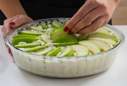 Фото шага рецепта Творожная запеканка с курагой яблоками и бриошью 174723 шаг 9  