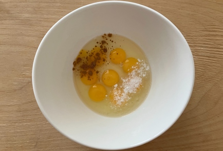 Фото шага рецепта Творожники запеченные в духовке с малиновым соусом 174619 шаг 1  