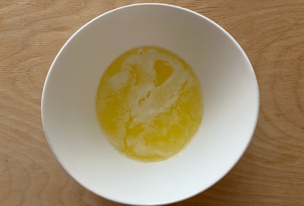 Фото шага рецепта Творожники запеченные в духовке с малиновым соусом 174619 шаг 2  