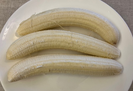 Фото шага рецепта Творожноовсяный манник с клубникой бананом и изюмом 175609 шаг 4  
