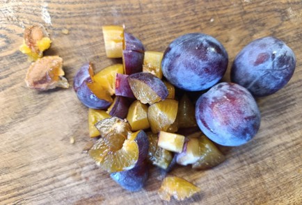 Фото шага рецепта Творожный пирог с яблоком и сливой 190828 шаг 11  