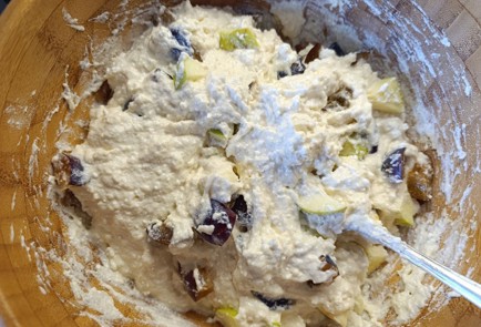 Фото шага рецепта Творожный пирог с яблоком и сливой 190828 шаг 14  