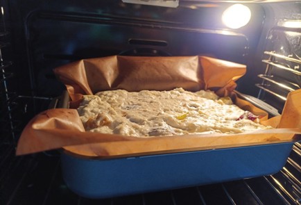 Фото шага рецепта Творожный пирог с яблоком и сливой 190828 шаг 17  