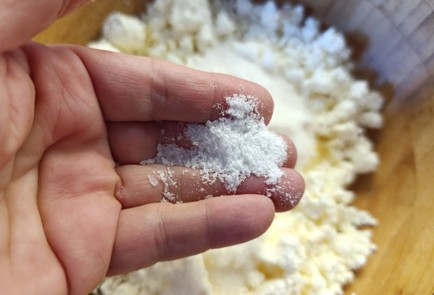 Фото шага рецепта Творожный пирог с яблоком и сливой 190828 шаг 5  