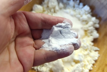 Фото шага рецепта Творожный пирог с яблоком и сливой 190828 шаг 6  