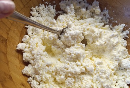 Фото шага рецепта Творожный пирог с яблоком и сливой 190828 шаг 7  