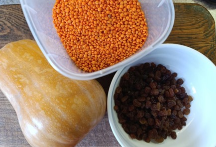 Фото шага рецепта Тыква печеная с чечевицей и изюмом 190711 шаг 1