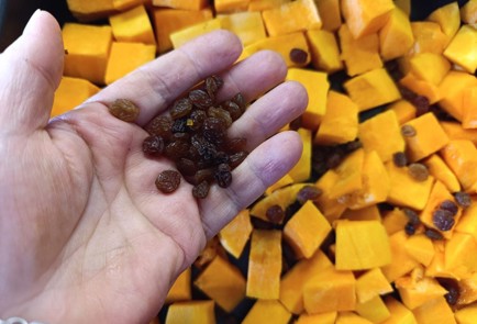 Фото шага рецепта Тыква печеная с чечевицей и изюмом 190711 шаг 6