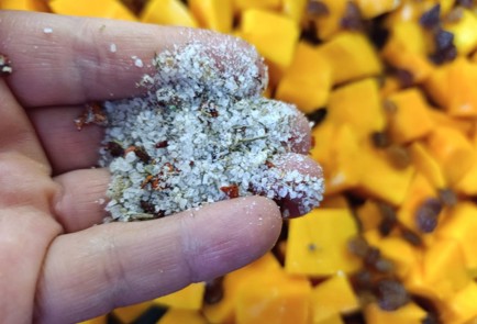 Фото шага рецепта Тыква печеная с чечевицей и изюмом 190711 шаг 7