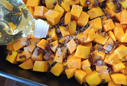 Фото шага рецепта Тыква печеная с чечевицей и изюмом 190711 шаг 9