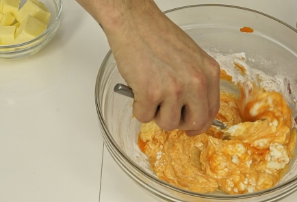 Фото шага рецепта Тыквенные маффины с морковным кремом и карамелью 81274 шаг 5  
