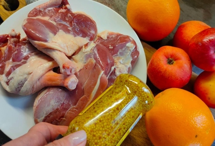 Фото шага рецепта Утиные грудки и бедра запеченные в соусе с апельсинами и яблоками 175590 шаг 1  