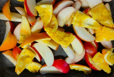 Фото шага рецепта Утиные грудки и бедра запеченные в соусе с апельсинами и яблоками 175590 шаг 11  