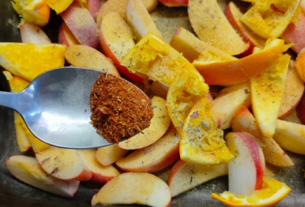 Фото шага рецепта Утиные грудки и бедра запеченные в соусе с апельсинами и яблоками 175590 шаг 12  