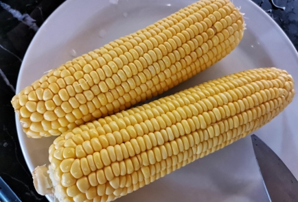 Фото шага рецепта Вареная сливочная кукуруза с солью 151207 шаг 2  