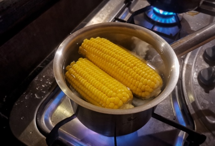 Фото шага рецепта Вареная сливочная кукуруза с солью 151207 шаг 4  