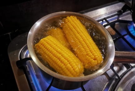 Фото шага рецепта Вареная сливочная кукуруза с солью 151207 шаг 5  