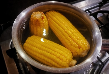 Фото шага рецепта Вареная сливочная кукуруза с солью 151207 шаг 6  