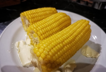 Фото шага рецепта Вареная сливочная кукуруза с солью 151207 шаг 8  