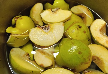 Фото шага рецепта Варенье из айвы на зиму 190829 шаг 2  