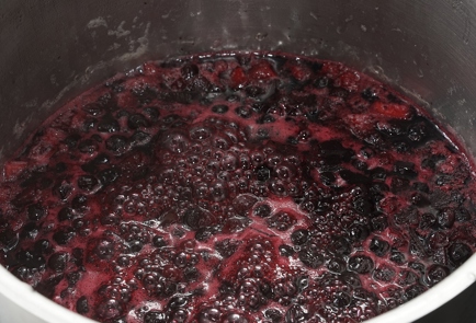 Фото шага рецепта Варенье из черноплодной рябины и клюквы на яблочном соке 152737 шаг 7  