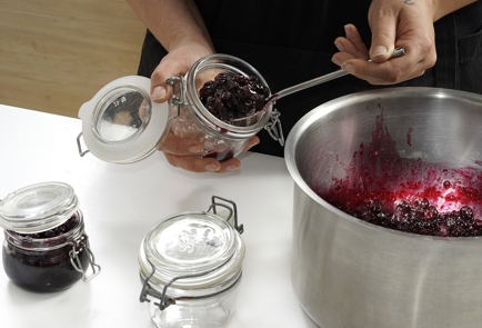 Фото шага рецепта Варенье из черноплодной рябины и клюквы на яблочном соке 152737 шаг 9  