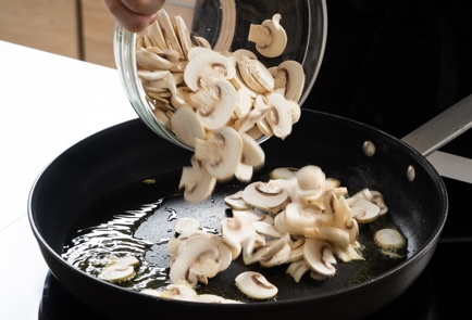 Фото шага рецепта Вегетарианские конвертики из лаваша с грибами и сулугуни 151014 шаг 2  
