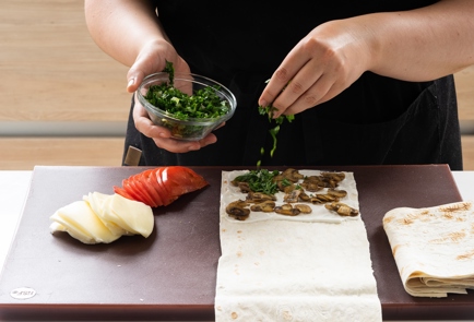 Фото шага рецепта Вегетарианские конвертики из лаваша с грибами и сулугуни 151014 шаг 6  