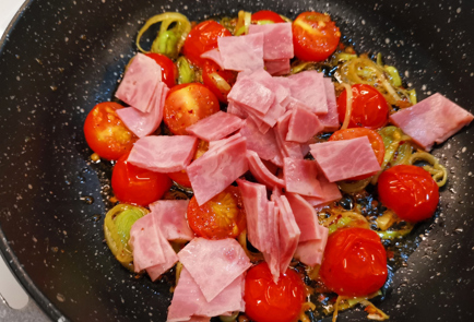 Фото шага рецепта Ветчина с помидорами и сыром чеддер 151980 шаг 7  