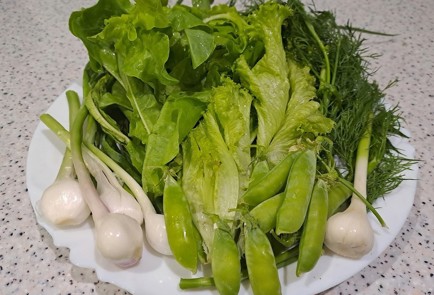 Фото шага рецепта Витаминный салат с зеленым горошком огурцами и зеленью со сметаной 189554 шаг 1