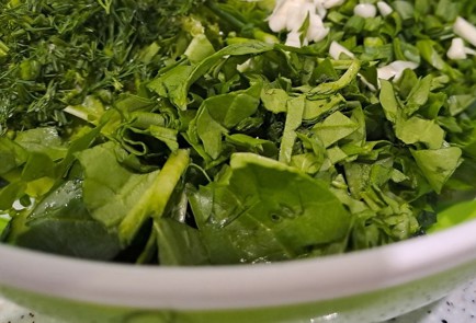 Фото шага рецепта Витаминный салат с зеленым горошком огурцами и зеленью со сметаной 189554 шаг 7
