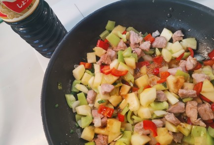 Фото шага рецепта Вок со свининой 190744 шаг 10