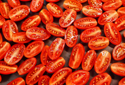 Фото шага рецепта Вяленые в духовке помидоры черри с травами 151556 шаг 2  