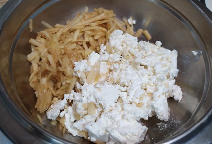 Фото шага рецепта Яблочнотворожные оладьи 190878 шаг 3  