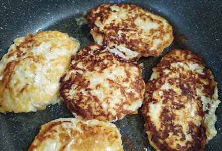 Фото шага рецепта Яблочнотворожные оладьи 190878 шаг 9  