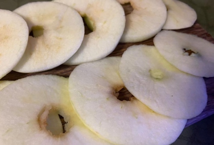 Фото шага рецепта Яблочные колечки в кляре с орехами 173437 шаг 2  