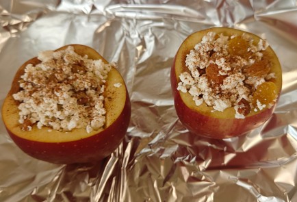Фото шага рецепта Яблоки в духовке с творогом и изюмом 190736 шаг 10  