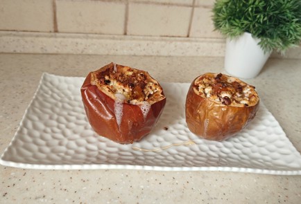 Фото шага рецепта Яблоки в духовке с творогом и изюмом 190736 шаг 12  