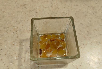 Фото шага рецепта Яблоки в духовке с творогом и изюмом 190736 шаг 2  