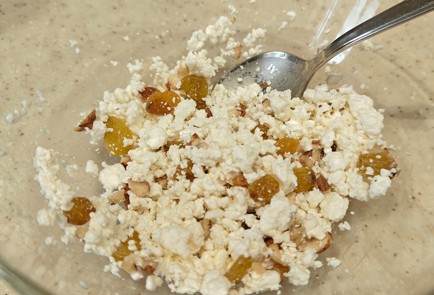 Фото шага рецепта Яблоки в духовке с творогом и изюмом 190736 шаг 4  