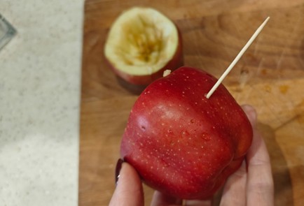 Фото шага рецепта Яблоки в духовке с творогом и изюмом 190736 шаг 7  