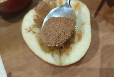 Фото шага рецепта Яблоки в духовке с творогом и изюмом 190736 шаг 8  