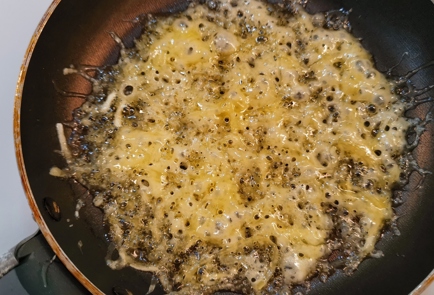 Фото шага рецепта Яичница на сырной основе 173421 шаг 6  