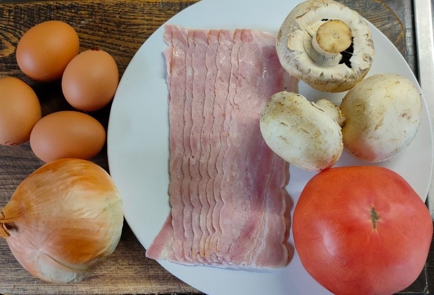 Фото шага рецепта Яичница с беконом луком помидором и грибами 175143 шаг 1  