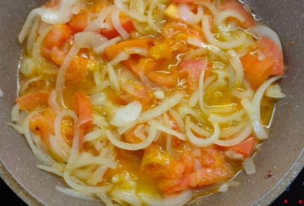Фото шага рецепта Яичница с беконом луком помидором и грибами 175143 шаг 12  