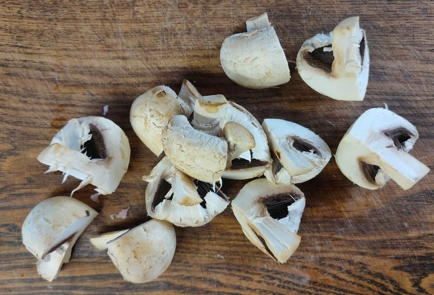 Фото шага рецепта Яичница с беконом луком помидором и грибами 175143 шаг 3  