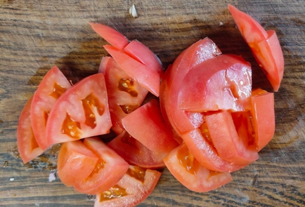 Фото шага рецепта Яичница с беконом луком помидором и грибами 175143 шаг 4  